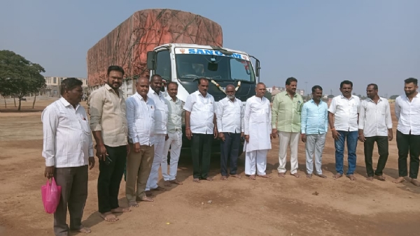 ಗವಿಮಠದ ಮಹಾದಾಸೋಹಕ್ಕೆ ಮಹಲಿಂಗಪೂರ ಭಕ್ತರಿಂದ  60ಕ್ವೀಂಟಲ್ ಬೆಲ್ಲ