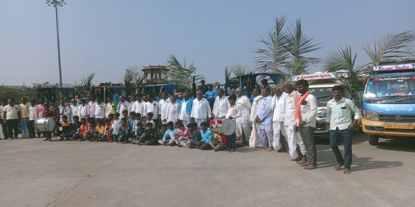 ಗವಿಸಿದ್ಧೇಶ್ವರ ಜಾತ್ರೆ : ಟನಕನಕಲ್ ಗ್ರಾಮದ ಸದ್ಭಕ್ತರಿಂದ ರೊಟ್ಟಿ ಹಾಗೂ ದವಸ, ಧಾನ್ಯ