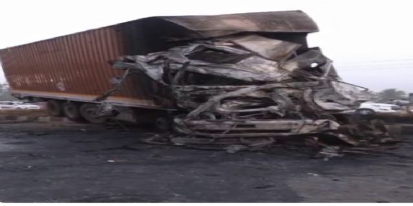 ಲಾರಿ–ಬಸ್ ಡಿಕ್ಕಿ, ಬೆಂಕಿಗಾಹುತಿಯಾಗಿ 9 ಮಂದಿ ಸಾವು