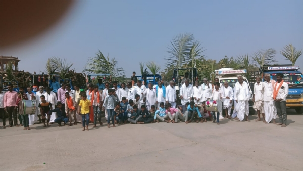 ಗವಿಸಿದ್ಧೇಶ್ವರ ಜಾತ್ರೆ : ಟನಕನಕಲ್ ಗ್ರಾಮದ ಸದ್ಭಕ್ತರಿಂದ ರೊಟ್ಟಿ ಹಾಗೂ ದವಸ, ಧಾನ್ಯಗಳು. : ಗವಿಸಿದ್ಧೇಶ್ವರ ಜಾತ್ರೆ : ಟನಕನಕಲ್ ಗ್ರಾಮದ ಸದ್ಭಕ್ತರಿಂದ ರೊಟ್ಟಿ ಹಾಗೂ ದವಸ, ಧಾನ್ಯಗಳು. :