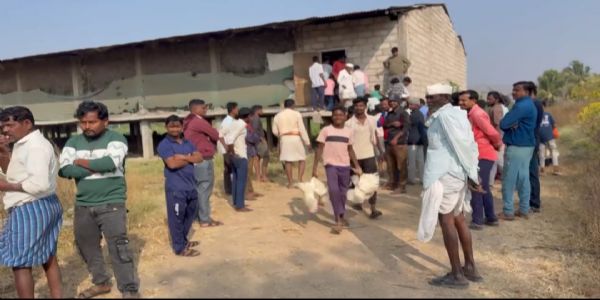 ಕೋಳಿ ಫಾರ್ಮ್ ನುಗ್ಗಿದ ಗ್ರಾಮಸ್ಥರು