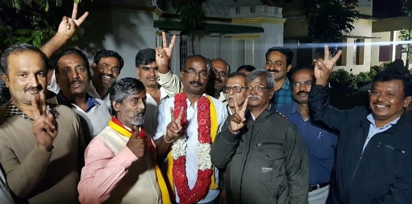 ಕೋಲಾರ ಜಿಲ್ಲಾ ಸಾಹಿತ್ಯ ಪರಿಷತ್ ಅಧ್ಯಕ್ಷರಾಗಿ ಆಯ್ಕೆಯಾದ ಸಂದರ್ಭದಲ್ಲಿ ಎನ್.ಬಿ.ಗೋಪಾಲಗೌಡ ಹಾಗೂ ಇತರರು ಸಂಭ್ರಮಿಸಿದ ಕ್ಷಣ