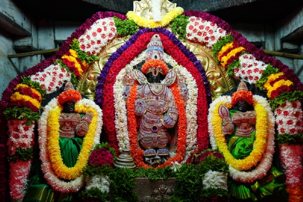 ಕೋಲಾರ ನಗರದ ಗಾಯತ್ರಿ ಮಂದಿರದಲ್ಲಿ ಭಾನುವಾರ ಶ್ರೀಕಣ್ವ ಸೇವಾ ಪ್ರತಿಷ್ಟಾನ,ಕೋಲಾರ-ಚಿಕ್ಕಬಳ್ಳಾಪುರ ಶುಕ್ಲಯಜುರ್ವೇದ ಮಹಾಸಭಾ ಸಹಯೋಗದಲ್ಲಿ `ಶ್ರೀ ಭೂನೀಳಾ ಸಮೇತ ಶ್ರೀಲಕ್ಷಿö್ಮವೆಂಕಟೇಶ್ವರ ಕಲ್ಯಾಣೋತ್ಸವ ನಡೆಸಲಾಯಿತು.