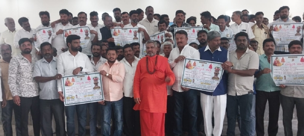 ಚಿತ್ರ ; ಕೋಲಾರ ನಗರದ ಮಹರ್ಷಿ ವಾಲ್ಮೀಕಿ ಭವನದಲ್ಲಿ ಸೋಮವಾರ ರಾಜನಹಳ್ಳಿಯ ವಾಲ್ಮೀಕಿ ಪ್ರಸನ್ನಾನಂದ ಸ್ವಾಮೀಜಿ ಅಧ್ಯಕ್ಷತೆಯಲ್ಲಿ ೮ ನೇ ವರ್ಷದ ಮಹರ್ಷಿ ವಾಲ್ಮೀಕಿ ಜಾತ್ರೆಗೆ ಸಂಬಂಧಿಸಿದಂತೆ ಪೂರ್ವಭಾವಿ ಸಭೆ ನಡೆಯಿತು.