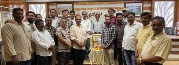 ಚಿತ್ರ ; ಕೋಲಾರ ನಗರದ ಪತ್ರಕರ್ತರ ಭವನದಲ್ಲಿ ಸಾಹಿತಿ ಎಂ.ಎಸ್.ಪ್ರಭಾಕರ(ಕಾಮರೂಪಿ) ಅವರ ೩ನೇ ಪುಣ್ಯ ಸ್ಮರಣೆ ಕಾರ್ಯಕ್ರಮದಲ್ಲಿ ಭಾವಚಿತ್ರಕ್ಕೆ ಪುಷ್ಪ ನಮನ ಸಲ್ಲಿಸಲಾಯಿತು.