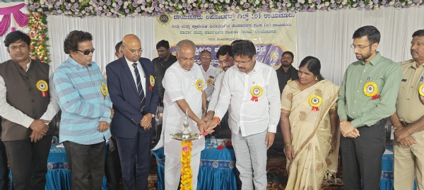 ಪತ್ರಕರ್ತರು ಸಮಾಜಮುಖಿಯಾಗಿ ಯೋಚಿಸಲಿ: ಎನ್.ಎಸ್.ಬೋಸರಾಜು ಪತ್ರಕರ್ತರು ಸಮಾಜಮುಖಿಯಾಗಿ ಯೋಚಿಸಲಿ: ಎನ್.ಎಸ್.ಬೋಸರಾಜು