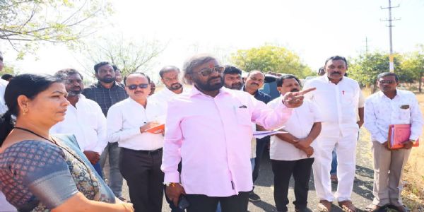 ವಸತಿ ನಿಲಯಗಳ ನಿರ್ಮಾಣ ಸ್ಥಳ ಪರಿಶೀಲನೆ ನಡೆಸಿದ ಸಚಿವ ಖಂಡ್ರೆ