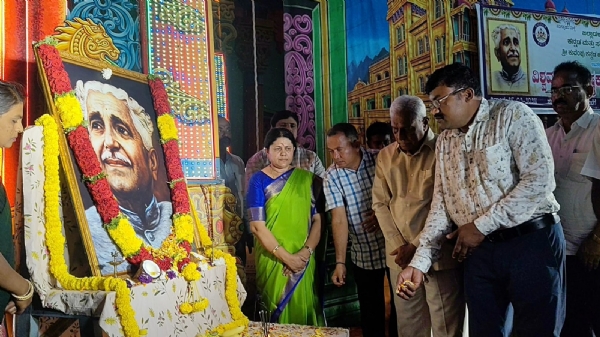 ಚಿತ್ರ : ಕೋಲಾರ ನಗರದ ಟಿ ಚನ್ನಯ್ಯ ರಂಗಮಂದಿರದಲ್ಲಿ ಕನ್ನಡ ಮತ್ತು ಸಂಸ್ಕೃತಿ ಇಲಾಖೆ, ಶ್ರೀ ಕುವೆಂಪು ಕನ್ನಡ ಕಲಾ ಸಂಘ ಇವರ ಸಂಯುಕ್ತ ಆಶ್ರಯದಲ್ಲಿ ನಡೆದ ವಿಶ್ವ ಮಾನವ ದಿನಾಚರಣೆ ಕಾರ್ಯಕ್ರಮವನ್ನು ಅಪರ ಜಿಲ್ಲಾಧಿಕಾರಿ ಎಸ್.ಎಂ ಮಂಗಳ ಉದ್ಘಾಟಿಸಿ ಮಾತನಾಡಿದರು.ಕೃಷ್ಣ ಸಂಧಾನ ನಾಟಕ ಪ್ರದರ್ಶನ ನಡೆಯಿತು.