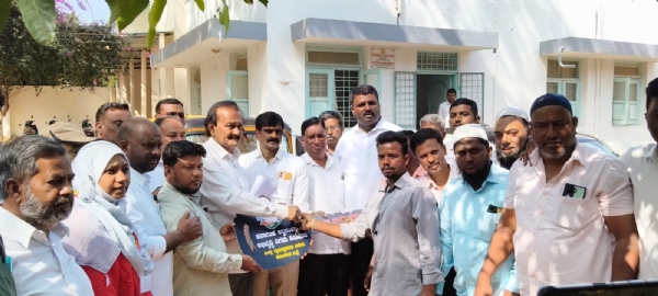 ಚಿತ್ರ ; ಕರ್ನಾಟಕ ಅಲ್ಪಸಂಖ್ಯಾತರ ಅಭಿವೃದ್ಧಿ ನಿಗಮದ ವತಿಯಿಂದ ಫಲಾನುಭವಿಗಳಿಗೆ ಟ್ಯಾಕ್ಸಿ, ಆಟೋ, ಕೊಳವೆಬಾವಿಗೆ ಯಂತ್ರೋಪಕರಣಗಳು ಹಾಗೂ ಶೈಕ್ಷಣಿಕ ಸೌಲಭ್ಯಗಳನ್ನು ಕೋಲಾರ ನಗರದ ಶಾಸಕರ ಕಛೇರಿ ಮುಂದೆ ಸೋಮವಾರ ವಿತರಿಸಲಾಯಿತು.