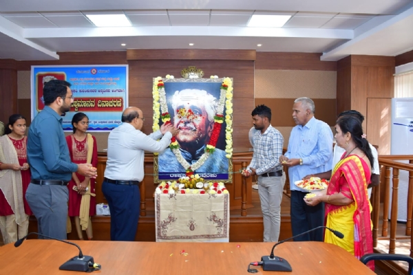 ಕೊಪ್ಪಳ : ರಾಷ್ಟ್ರಕವಿ ಕುವೆಂಪುರವರ ಭಾವಚಿತ್ರಕ್ಕೆ ಪುಷ್ಪ ನಮನ ಸಲ್ಲಿಕೆ ಕೊಪ್ಪಳ : ರಾಷ್ಟ್ರಕವಿ ಕುವೆಂಪುರವರ ಭಾವಚಿತ್ರಕ್ಕೆ ಪುಷ್ಪ ನಮನ ಸಲ್ಲಿಕೆ