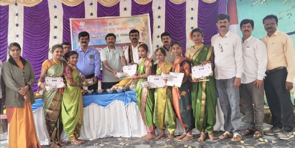 ಚಿತ್ರ: ಕೋಲಾರ ತಾಲೂಕಿನ ನರಸಾಪುರ ಕೆಪಿಎಸ್ ಶಾಲೆ ಆವರಣದಲಿ ಕ್ಲಸ್ಟರ್ ಹಂತದ ಪ್ರತಿಭಾ ಕಾರಂಜಿ ಸ್ಪರ್ಧೆಗಳಲ್ಲಿ ವಿಜೇತರಿಗೆ ಗ್ರಾ.ಪಂ ಅಧ್ಯಕ್ಷ ಕುಮಾರ್ ಬಹುಮಾನ ವಿತರಿಸಿದ್ದು, ವಿವಿಧ ವೇಷಧಾರಿ ಚಿಣ್ಣರು ಗಮನ ಸೆಳೆದರು. ಚಿತ್ರ: ಕೋಲಾರ ತಾಲೂಕಿನ ನರಸಾಪುರ ಕೆಪಿಎಸ್ ಶಾಲೆ ಆವರಣದಲಿ ಕ್ಲಸ್ಟರ್ ಹಂತದ ಪ್ರತಿಭಾ ಕಾರಂಜಿ ಸ್ಪರ್ಧೆಗಳಲ್ಲಿ ವಿಜೇತರಿಗೆ ಗ್ರಾ.ಪಂ ಅಧ್ಯಕ್ಷ ಕುಮಾರ್ ಬಹುಮಾನ ವಿತರಿಸಿದ್ದು, ವಿವಿಧ ವೇಷಧಾರಿ ಚಿಣ್ಣರು ಗಮನ ಸೆಳೆದರು.