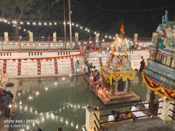 ಚಿತ್ರ: ಕೋಲಾರ ದಕ್ಷಿಣ ಕಾಶಿ ಖ್ಯಾತಿಯ ಅಂತರಗಂಗೆ ಕಾಶೀ ವಿಶ್ವೇಶ್ವರ ಸನ್ನಿಯಲ್ಲಿ ನಡೆದ ಶಿವ ಲಕ್ಷ ದೀಪೋತ್ಸವದಲ್ಲಿ ದೀಪಗಳಿಂದ ಕಂಗೊಳಿಸುತ್ತಿರುವ ಶಿವನ ಸನ್ನಿಧಿ, ಕಲ್ಲಿನ ಬಸವನಿಂದ ನೀರು ಬರುವ ಅಂತರಗಂಗೆಯ ವೈಭವ.