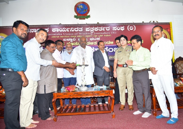 ಸುದ್ದಿಗಳು ಪತ್ರಕರ್ತರನ್ನು ಹುಡುಕಿಕೊಂಡು ಯಥೇಚ್ಛವಾಗಿ ಬರುತ್ತಿದೆ