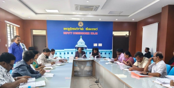 ಕೋಲಾರ ಜಿಲ್ಲಾಧಿಕಾರಿ ಡಾ. ಎಂ.ಆರ್.ರವಿ ಅಧಿಕಾರಿಗಳ ಸಭೆ ನಡೆಸಿದರು.