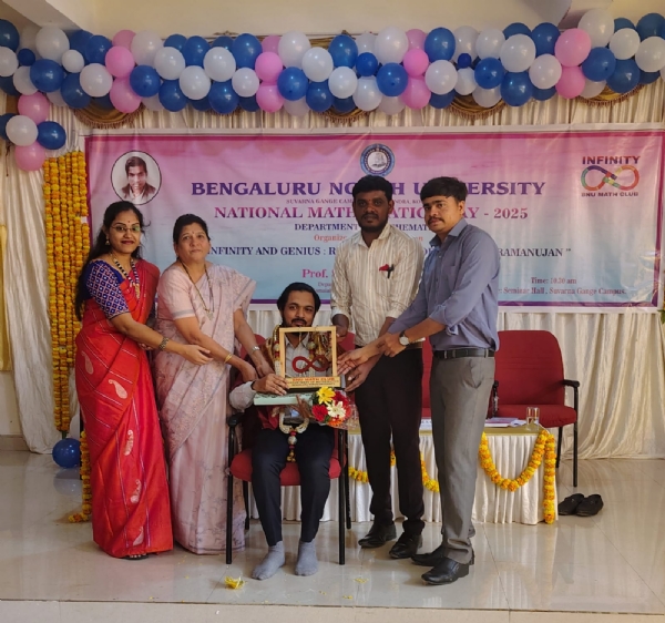 ಕೋಲಾರದ ಬೆಂಗಳೂರು ಉತ್ತರ ವಿವಿಯಲ್ಲಿ ವಿಶ್ವ ಗಣಿತದಿನಾಚರಣೆ ಕಾರ್ಯಕ್ರಮ ಮತ್ತು ಗಣಿತ ಕ್ಲಬ್ ಉದ್ಘಾಟನೆಯನ್ನು ಬೆಂಗಳೂರು ಉತ್ತರ ವಿವಿ ಗಣಿತ ವಿಭಾಗದ ಪ್ರಾಧ್ಯಾಪಕ ಪ್ರೊ. ಎಸ್.ಚಂದನ್ ಕುಮಾರ್ ನೆರವೇರಿಸಿದರು.