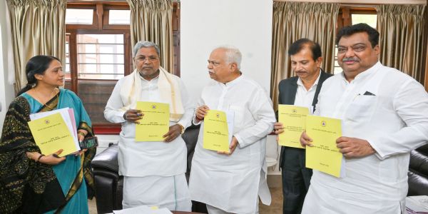 ಕರ್ನಾಟಕ ಆಡಳಿತಾ ಸುಧಾರಣಾ ಆಯೋಗದ ವರದಿ ಸಲ್ಲಿಕೆ