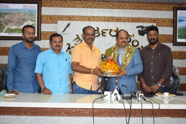 ಕೋಲಾರ ಜಿಲ್ಲಾಧಿಕಾರಿ ಡಾ.ಎಂ.ಆರ್.ರವಿ ಬುಧವಾರ ಪತ್ರಕರ್ತರೊಂದಿಗೆ ಸಂವಾದ ನಡೆಸಿದರು. ಕೋಲಾರ ಜಿಲ್ಲಾಧಿಕಾರಿ ಡಾ.ಎಂ.ಆರ್.ರವಿ ಬುಧವಾರ ಪತ್ರಕರ್ತರೊಂದಿಗೆ ಸಂವಾದ ನಡೆಸಿದರು.