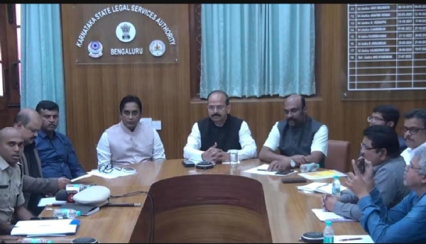 ಜನವರಿ ೧ ರಿಂದ ೩೧ರ ತನಕ ರಸ್ತೆ ಸುರಕ್ಷತಾ ಅಭಿಯಾನದ ಬಗ್ಗೆ ಕರ್ನಾಟಕ ರಾಜ್ಯ ಕಾನೂನು ಸೇವಾ ಪ್ರಾಧಿಕಾರದ ಸದಸ್ಯ ಕಾರ್ಯದರ್ಶಿ ಶಶಿಧರ ಶೆಟ್ಟಿ ವಿಡಿಯೋ ಕಾನ್ಫರೆನ್ಸ್ ಮೂಲಕ ಮಾತನಾಡಿದರು.