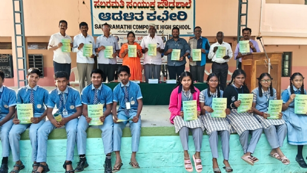 ಕೋಲಾರ ತಾಲ್ಲುಕಿನ ಸಬರಮತಿ ಶಾಲಾ ವಿದ್ಯಾರ್ಥಿಗಳಿಗೆ ರೋಟರಿ ಕ್ಲಬ್‌ನಿಂದ ಕಲಿಕಾ ಸಾಮಾಗ್ರಿ ವಿತರಿಸಲಾಯಿತು.