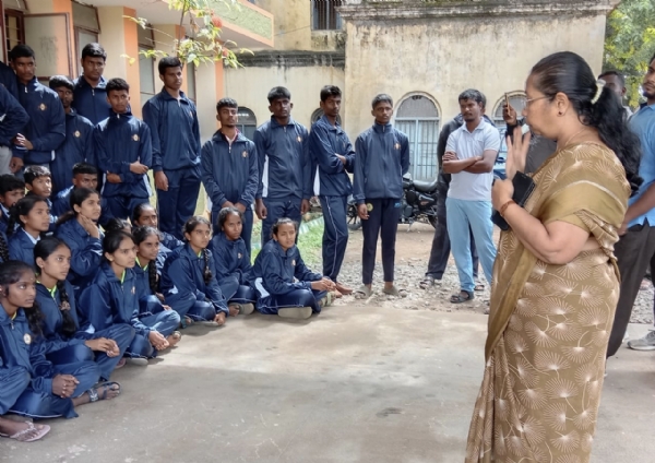 ಬೆಂಗಳೂರಿನ ಕಂಠೀರವ ಕ್ರೀಡಾಂಗಣದಲ್ಲಿ ನಡೆಯುವ ರಾಜ್ಯಮಟ್ಟದ ಮೇಲಾಟಗಳಲ್ಲಿ ಪಾಲ್ಗೊಳ್ಳಲು ಹೊರಟ ಸಂದರ್ಭದಲ್ಲಿ ಅವರನ್ನು ಕೋಲಾರ ಶಿಕ್ಷಣಾಧಿಕಾರಿ ವೀಣಾ ಕರೆ ಸಮವಸ್ತç ವಿತರಿಸಿ ಬೀಳ್ಕೊಟ್ಟರು.