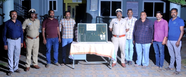 ಕೆಜಿಎಫ್ ಪೊಲೀಸ್ ಜಿಲ್ಲೆಯ ಕಾಮಸಮುದ್ರ ಪೊಲೀಸರು ಮನೆ ಕನ್ನ ಕಳುವು ಪ್ರಕರಣದಲ್ಲಿ ಚಿನ್ನದ ಆಭರಣಗಳನ್ನು ವಶಪಡಿಸಿಕೊಂಡಿದ್ದಾರೆ. ಕೆಜಿಎಫ್ ಪೊಲೀಸ್ ಜಿಲ್ಲೆಯ ಕಾಮಸಮುದ್ರ ಪೊಲೀಸರು ಮನೆ ಕನ್ನ ಕಳುವು ಪ್ರಕರಣದಲ್ಲಿ ಚಿನ್ನದ ಆಭರಣಗಳನ್ನು ವಶಪಡಿಸಿಕೊಂಡಿದ್ದಾರೆ.