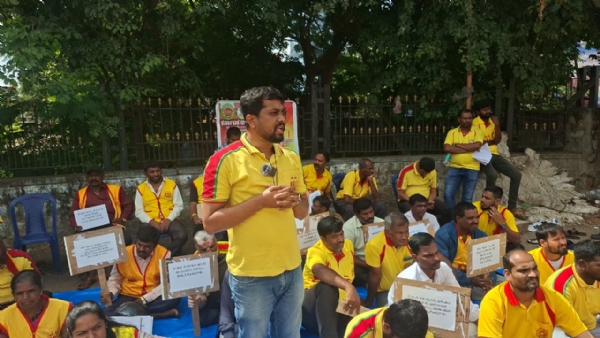 ಕೋಲಾರದ ಸರ್ಕಾರಿ ಎಸ್.ಎನ್.ಆರ್ ಆಸ್ಪತ್ರೆಯ ದುರಾಡಳಿತ ವಿರೋಧಿಸಿ ಕೆ.ಆರ್.ಎಸ್ ಪಕ್ಷದಿಂದ ಪ್ರತಿಭಟನೆ ನಡೆಸಲಾಯಿತು. ಕೋಲಾರದ ಸರ್ಕಾರಿ ಎಸ್.ಎನ್.ಆರ್ ಆಸ್ಪತ್ರೆಯ ದುರಾಡಳಿತ ವಿರೋಧಿಸಿ ಕೆ.ಆರ್.ಎಸ್ ಪಕ್ಷದಿಂದ ಪ್ರತಿಭಟನೆ ನಡೆಸಲಾಯಿತು.