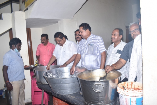 ನಾರಾ ಸೂರ್ಯನಾರಾಯಣ ರೆಡ್ಡಿ ಅವರ 72ನೇ ಹುಟ್ಟು ಹಬ್ಬ : ರೈತಣ್ಣನ ಊಟದಲ್ಲಿ ಅನ್ನದಾನ