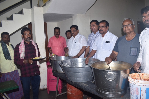 ನಾರಾ ಸೂರ್ಯನಾರಾಯಣ ರೆಡ್ಡಿ ಅವರ 72ನೇ ಹುಟ್ಟು ಹಬ್ಬ : ರೈತಣ್ಣನ ಊಟದಲ್ಲಿ ಅನ್ನದಾನ