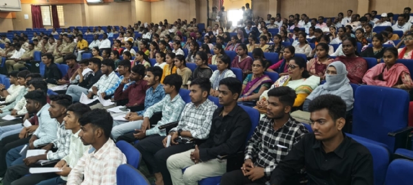 ರಾಯಚೂರು : ಸೈಬರ್ ಅಪರಾಧ ತಡೆಗೆ ಮುನ್ನೆಚ್ಚರಿಕೆ ಅಗತ್ಯ: ಎಸ್ಪಿ ಎಂ.ಪುಟ್ಟಮಾದಯ್ಯ ರಾಯಚೂರು : ಸೈಬರ್ ಅಪರಾಧ ತಡೆಗೆ ಮುನ್ನೆಚ್ಚರಿಕೆ ಅಗತ್ಯ: ಎಸ್ಪಿ ಎಂ.ಪುಟ್ಟಮಾದಯ್ಯ