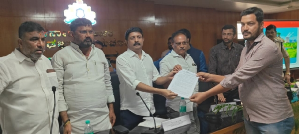 ಸಚಿವ ಬೈರತಿ ಸುರೇಶ ಅವರಿಂದ ಫಲಾನುಭವಿಗಳಿಗೆ ಸೌಲಭ್ಯ ವಿತರಣೆ ಸಚಿವ ಬೈರತಿ ಸುರೇಶ ಅವರಿಂದ ಫಲಾನುಭವಿಗಳಿಗೆ ಸೌಲಭ್ಯ ವಿತರಣೆ