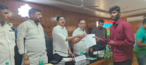 ಸಚಿವ ಬೈರತಿ ಸುರೇಶ ಅವರಿಂದ ಫಲಾನುಭವಿಗಳಿಗೆ ಸೌಲಭ್ಯ ವಿತರಣೆ ಸಚಿವ ಬೈರತಿ ಸುರೇಶ ಅವರಿಂದ ಫಲಾನುಭವಿಗಳಿಗೆ ಸೌಲಭ್ಯ ವಿತರಣೆ