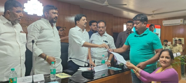 ಸಚಿವ ಬೈರತಿ ಸುರೇಶ ಅವರಿಂದ ಫಲಾನುಭವಿಗಳಿಗೆ ಸೌಲಭ್ಯ ವಿತರಣೆ ಸಚಿವ ಬೈರತಿ ಸುರೇಶ ಅವರಿಂದ ಫಲಾನುಭವಿಗಳಿಗೆ ಸೌಲಭ್ಯ ವಿತರಣೆ