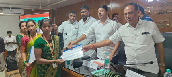 ಸಚಿವ ಬೈರತಿ ಸುರೇಶ ಅವರಿಂದ ಫಲಾನುಭವಿಗಳಿಗೆ ಸೌಲಭ್ಯ ವಿತರಣೆ ಸಚಿವ ಬೈರತಿ ಸುರೇಶ ಅವರಿಂದ ಫಲಾನುಭವಿಗಳಿಗೆ ಸೌಲಭ್ಯ ವಿತರಣೆ