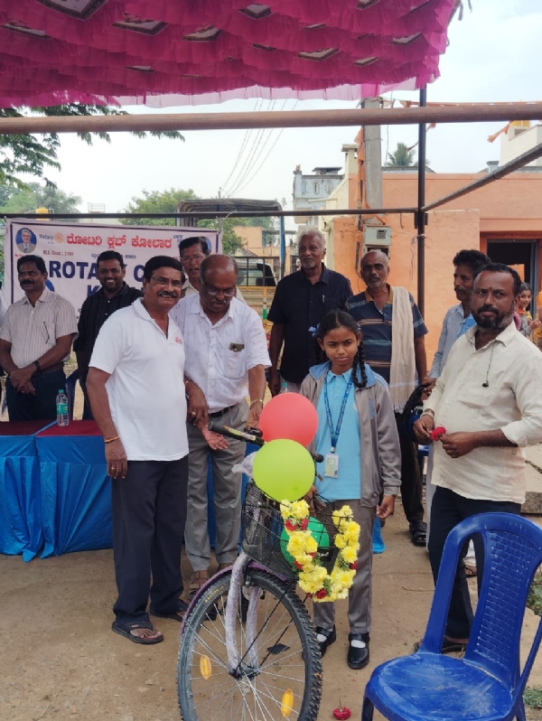 ಕೋಲಾರ ತಾಲ್ಲೂಕಿನ ಯಲವಾರ ಗ್ರಾಮದಲ್ಲಿ ರೋಟರಿ ಕ್ಲಬ್‌ನಿಂದ ವಿದ್ಯಾರ್ಥಿಗಳಿಗೆ ಸೈಕಲ್ ವಿತರಿಸಲಾಯಿತು.