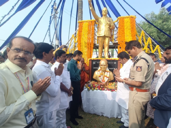 ರಾಯಚೂರು : ಮಹಾಪರಿನಿರ್ವಾಣ ದಿನ: ಸಂವಿಧಾನ ಶಿಲ್ಪಿಗೆ ನಮನ ರಾಯಚೂರು : ಮಹಾಪರಿನಿರ್ವಾಣ ದಿನ: ಸಂವಿಧಾನ ಶಿಲ್ಪಿಗೆ ನಮನ