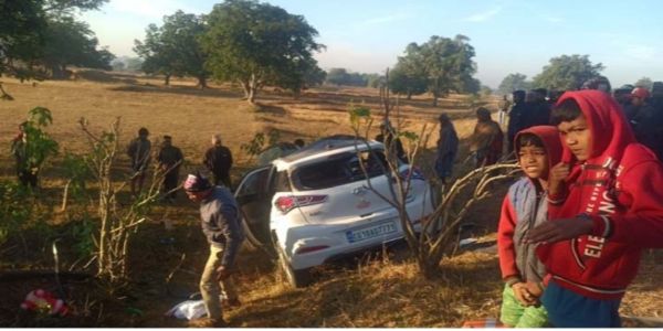 ಛತ್ತೀಸ್‌ಗಢದಲ್ಲಿ ಭೀಕರ ಅಪಘಾತ ; ಕಾರು ಟ್ರೇಲರ್‌ಗೆ ಡಿಕ್ಕಿ, ಐವರ ಸಾವು