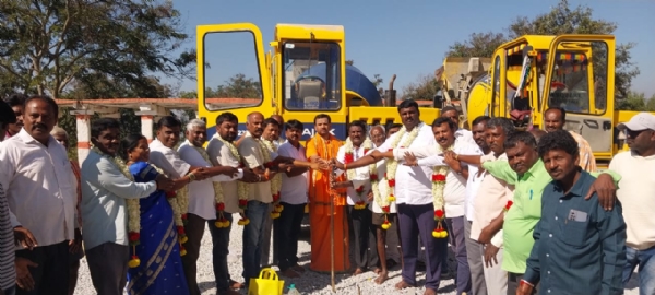 ಕೋಲಾರ ತಾಲ್ಲೂಕಿನ ನಾಗಲಾಪುರ ಬೆಟ್ಟದ ವೀರಭದ್ರಸ್ವಾಮಿ ದೇವಾಲಯಕ್ಕೆ ರಸ್ತೆ ನಿರ್ಮಿಸಲು ತೇಜೇಶಲಿಂಗ ಶಿವಾಚಾರ್ಯ ಸ್ವಾಮೀಜಿ ಗುದ್ದಲಿ ಪೂಜೆ ನೆರವೇರಿಸಿದರು.