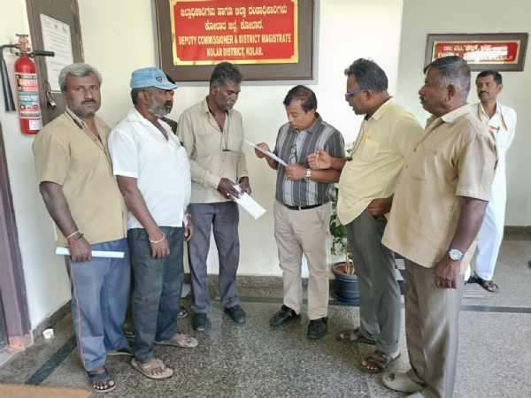 ಕೋಲಾರ ನಗರ ಗಾಂಧಿನಗರದಿ0ದ ಗದ್ದೆಗಣ್ಣೂರಿಗೆ ಹೋಗುವ ರಸ್ತೆ ಒತ್ತುವರಿಯಾಗಿದ್ದು, ತೆರವುಗೊಳಿಸುವಂತೆ ಜಿಲ್ಲಾಧಿಕಾರಿಗಳಿಗೆ ಗಾಂಧಿನಗರ ನಿವಾಸಿಗಳು ಮನವಿ ಸಲ್ಲಿಸಿದರು. ಕೋಲಾರ ನಗರ ಗಾಂಧಿನಗರದಿ0ದ ಗದ್ದೆಗಣ್ಣೂರಿಗೆ ಹೋಗುವ ರಸ್ತೆ ಒತ್ತುವರಿಯಾಗಿದ್ದು, ತೆರವುಗೊಳಿಸುವಂತೆ ಜಿಲ್ಲಾಧಿಕಾರಿಗಳಿಗೆ ಗಾಂಧಿನಗರ ನಿವಾಸಿಗಳು ಮನವಿ ಸಲ್ಲಿಸಿದರು.