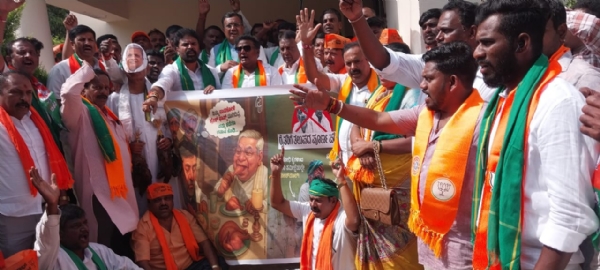 ರಾಜ್ಯ ಸರ್ಕಾರದ ರೈತ ವಿರೋಧಿ ನೀತಿಗಳನ್ನು ವಿರೋಧಿಸಿ ಕೋಲಾರದಲ್ಲಿ ಬಿಜೆಪಿಯಿಂದ ಪ್ರತಿಭಟನೆ ನಡೆಸಲಾಯಿತು.