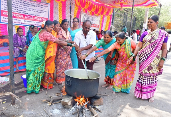 ಮಾ 7ರ ಬಜೆಟ್ : ದೇವದಾಸಿಯರ ಬೇಡಿಕೆಗಳನ್ನು ಈಡೇರಿಸಲು ಅಹೋರಾತ್ರಿ ಪ್ರತಿಭಟನೆ