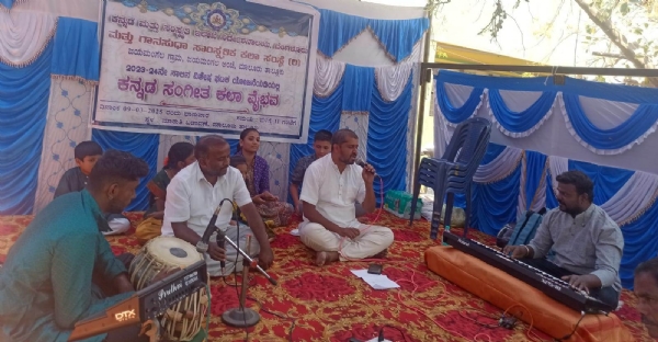 ಕೋಲಾರ ಜಿಲ್ಲೆಯ ಮಾಲೂರು ಮಾರುತಿ ಬಡಾವಣೆಯಲ್ಲಿ ಕನ್ನಡ ಸಂಗೀತ ಕಲಾ ವೈಭವ ಕಾರ್ಯಕ್ರಮ ನಡೆಯಿತು.