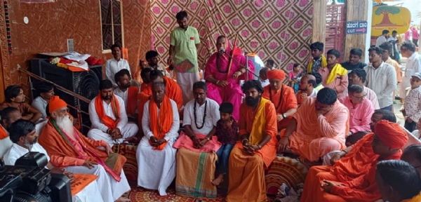 ಬಳ್ಳಾರಿ : ಮಂಗಳಮುಖಿಯರಿಗೆ ಉಡಿ ತುಂಬುವಿಕೆ ಧಾರ್ಮಿಕವಾಗಿ ಮಹತ್ವ ಪಡೆದಿದೆ - ಉಜ್ಜಯಿನಿ ಶ್ರೀಗಳು