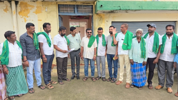 ಕೋಲಾರ ಜಿಲ್ಲೆಯಲ್ಲಿ ಮುಂಗಾರು ಮಳೆ ಆರಂಭವಾಗಿದ್ದು, ಬಿತ್ತನೆ ಬೀಜ ಮತ್ತು ರಸಗೊಬ್ಬರ ಕೊರತೆಯಾಗದಂತೆ ಕ್ರಮ ಕೈಗೊಳ್ಳುವಂತೆ ರೈತ ಸಂಘದ ಪದಾಧಿಕಾರಿಗಳು ಕೃಷಿ ಇಲಾಖೆಯ ಸಹಾಯಕ ನಿರ್ದೇಶಕರಿಗೆ ಮನವಿ ಸಲ್ಲಿಸಿದರು.