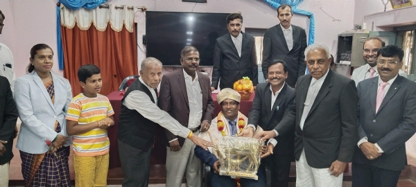 ಕೋಲಾರ ಜಿಲ್ಲಾ ಕಾನೂನು ಸೇವಾ ಪ್ರಾಧಿಕಾರದ ಸದಸ್ಯ ಕಾರ್ಯದರ್ಶಿಗಳಾಗಿದ್ದು, ಇದೀಗ ತುಮಕೂರು ಜಿಲ್ಲೆಗೆ ಸಿಜೆಎಂ ಆಗಿ ವರ್ಗಾವಣೆಗೊಂಡಿರುವ ಹಿರಿಯ ಸಿವಿಲ್ ನ್ಯಾಯಾಧೀಶರೂ ಆದ ಸುನೀಲ ಎಸ್.ಹೊಸಮನಿ ಅವರನ್ನು ಜಿಲ್ಲಾ ವಕೀಲರ ಸಂಘದಿ0ದ ಸನ್ಮಾನಿಸಲಾಯಿತು.