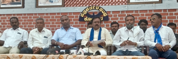 ಕೋಲಾರದಲ್ಲಿ ಪತ್ರಿಕಾಗೋಷ್ಠಿಯಲ್ಲಿ ಮಾತನಾಡಿದ ದಲಿತ ಸಿಂಹ ಸೇನೆಯ ರಾಜ್ಯಾಧ್ಯಕ್ಷ ಹೂಹಳ್ಳಿ ಪ್ರಕಾಶ್ ಡಿಸಿಸಿ ಬ್ಯಾಂಕ್ ಆಡಳಿತ ಮಂಡಳಿಗೆ ಶಾಸಕರು ಸ್ಪರ್ಧೆ ಮಾಡುವುದನ್ನು ತೀವ್ರವಾಗಿ ವಿರೋಧಿಸಿದರು.