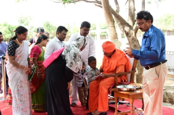 ಕೊಪ್ಪಳ ಗವಿಮಠ : ಜಾತಿ ಬೇಧವಿಲ್ಲದೇ 2000ಕ್ಕೂ ಹೆಚ್ಚು ಮಕ್ಕಳಿಗೆ ಅಕ್ಷರಾಭ್ಯಾಸ