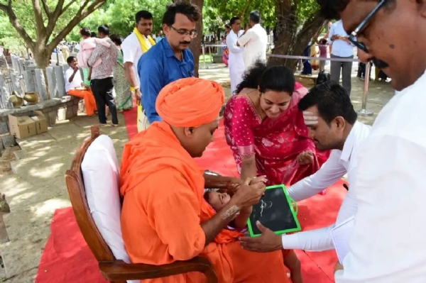 ಕೊಪ್ಪಳ ಗವಿಮಠ : ಜಾತಿ ಬೇಧವಿಲ್ಲದೇ 2000ಕ್ಕೂ ಹೆಚ್ಚು ಮಕ್ಕಳಿಗೆ ಅಕ್ಷರಾಭ್ಯಾಸ