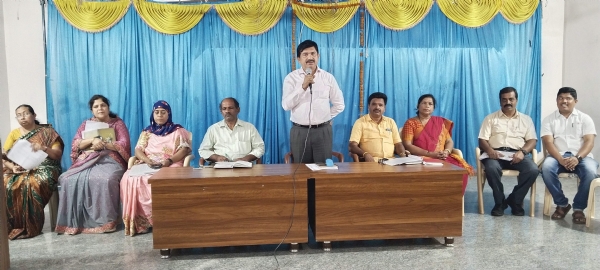ಕೋಲಾರದ ಸ್ಕೌಟ್ಸ್ ಭವನದಲ್ಲಿ ಶೈಕ್ಷಣಿಕ ವರ್ಷಾರಂಭಕ್ಕೆ ಕೈಗೊಳ್ಳಬೇಕಾದ ಸಿದ್ದತೆಗಳು, ಎಸ್ಸೆಸ್ಸೆಲ್ಸಿ ಫಲಿತಾಂಶ ಉತ್ತಮಪಡಿಸಲು ಆರಂಭದಿAದಲೇ ವಹಿಸಬೇಕಾದ ಕಲಿಕಾ ವಿಧಾನದ ಕುರಿತು ಚರ್ಚಿಸಲು ಕರೆದಿದ್ದ ಜಿಲ್ಲೆಯ ಸರ್ಕಾರಿ,ಅನುದಾನಿತ ಪ್ರೌಢಶಾಲೆಗಳ ಮುಖ್ಯಶಿಕ್ಷಕರ ಸಭೆಯಲ್ಲಿ ಶಾಲಾ ಶಿಕ್ಷಣ ಉಪನಿರ್ದೇಶಕ ಕೃಷ್ಣಮೂರ್ತಿ ಮಾತನಾಡಿದರು.