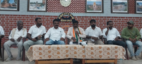 ಕೋಲಾರದಲ್ಲಿ ಪತ್ರಿಕಾಗೋಷ್ಠಿ ನಡೆಸಿದ ಕಾಂಗ್ರೆಸ್ ಕಾರ್ಯಕರ್ತರು ಶಾಸಕ ಕೊತ್ತೂರು ಮಂಜುನಾಥ್ ರವರನ್ನು ಸಮರ್ಥಿಸಿಕೊಂಡರು.