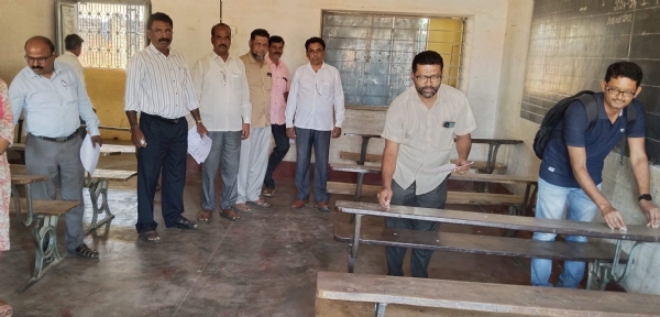ಮೇ.೨೬ ರಿಂದ ನಡೆಯಲಿರುವ ಎಸ್‌ಎಸ್‌ಎಲ್‌ಸಿ ಪೂರಕ ಪರೀಕ್ಷೆಗೆ ಕೇಂದ್ರಗಳಲ್ಲಿ ಡೆಸ್ಕ್ಗಳ ಮೇಲೆ ನೋಂದಣಿ ಸಂಖ್ಯೆ ದಾಖಲಿಸುವ ಕಾರ್ಯವನ್ನು ಕೋಲಾರದ ಅಲಮಿನ್ ಪರೀಕ್ಷಾ ಕೇಂದ್ರದಲ್ಲಿ ಮುಖ್ಯ ಅಧೀಕ್ಷಕ ವೇಣುಗೋಪಾಲ್, ಕಸ್ಟೋಡಿಯನ್ ಸುರೇಶ್‌ಕುಮಾರ್ ನೇತೃತ್ವದಲ್ಲಿ ಶಿಕ್ಷಕರು ನಡೆಸಿದರು.